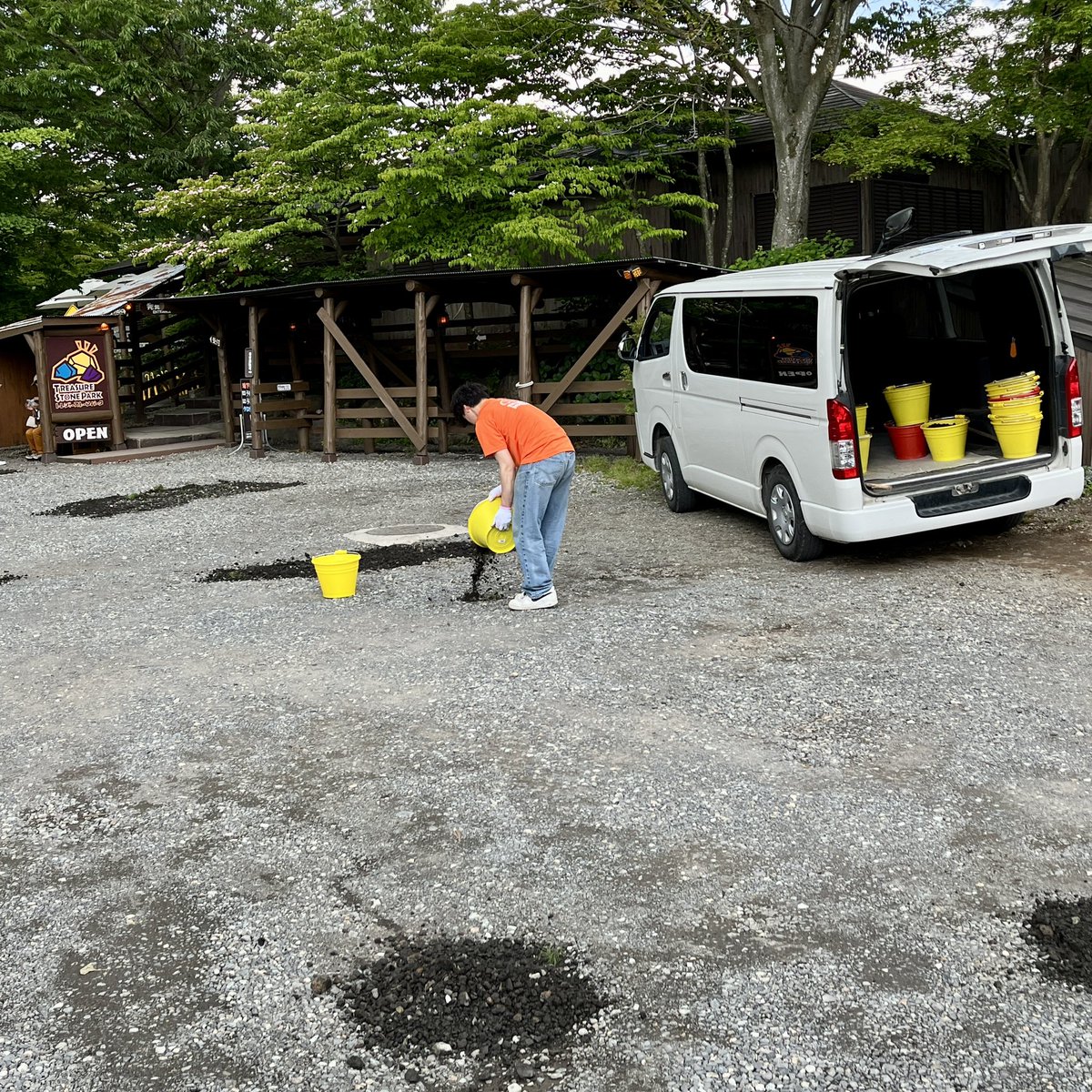 TSP_NASU's tweet image. そろそろ梅雨？
夕立も降りそうな感じなので
駐車場の水溜り凹くぼみに砂利補充じゃ

砂利置き場からバケツに小分けし
車に積んで現場で撒き散らす工法♡
昨日はこれで4往復

#コマツpc01 #pc01 
#トレジャーストーンパーク