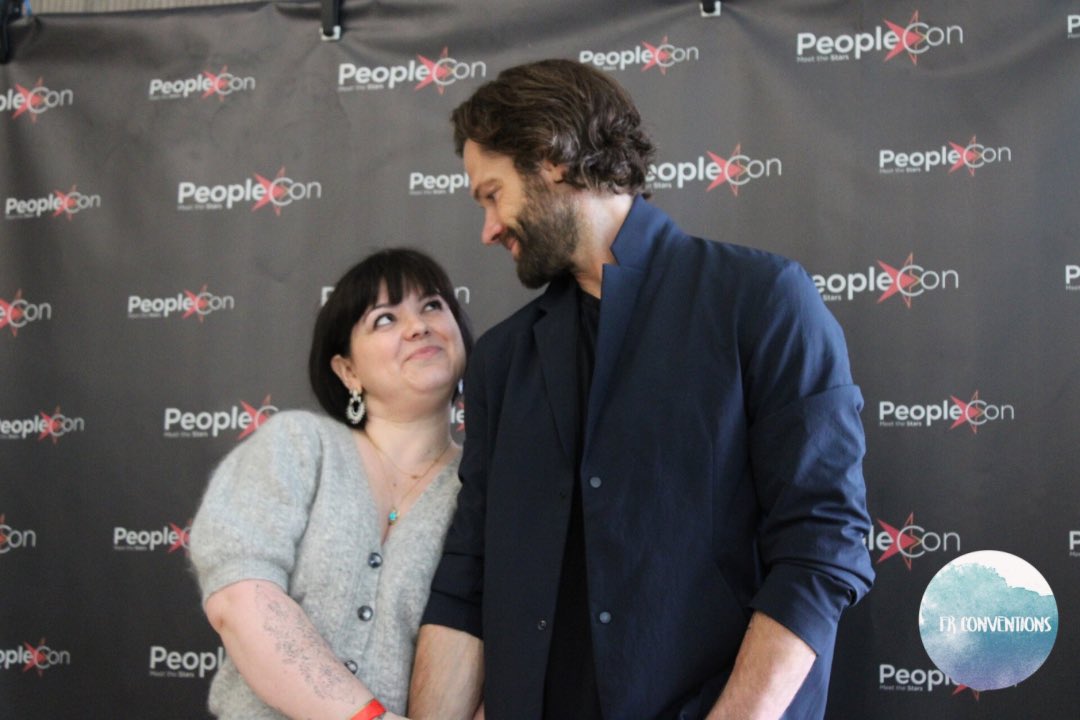 FrConventions's tweet photo. Les photos avec les acteurs de #Supernatural suivent toujours leur cours à la #DLC6 de @peoplecons https://t.co/uiHfZ8pyhC