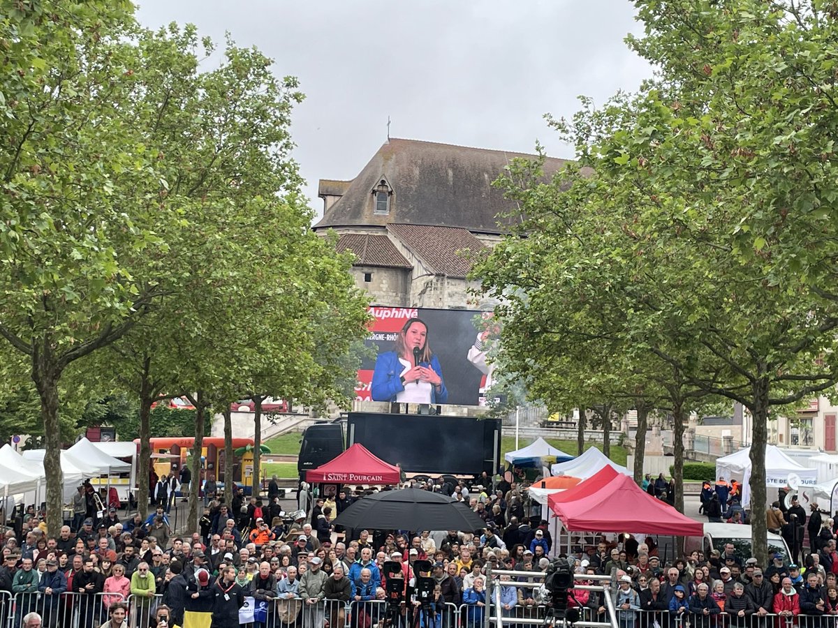 VeroPouzadoux's tweet photo. 🚲 Critérium du Dauphiné - Grand départ historique ~ 1ere fois en Bourbonnais. 😍Saint Pourçain sur Sioule. 
#comcomStPourcainSiouleLimagne #ruralitedynamique Bienvenue 🤗 #allier 🚲@E_Ferrand_03 @dauphine https://t.co/7kXcXbLPHW