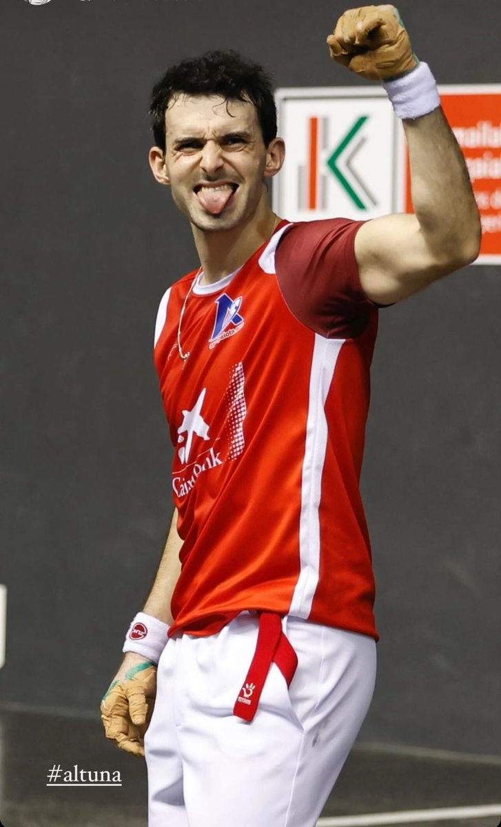ASPEpelota's tweet photo. CONCURSO. ¡Vive la emoción de la final en el Frontón Bizkaia! Hoy domingo, Altuna III y Laso se enfrentan en un duelo imperdible. ¡Sorteamos la pelota del partido entre quienes acierten el marcador y hagan RT! #aupaAltuna  📷: @javicolmenero https://t.co/72mMXqPkuy