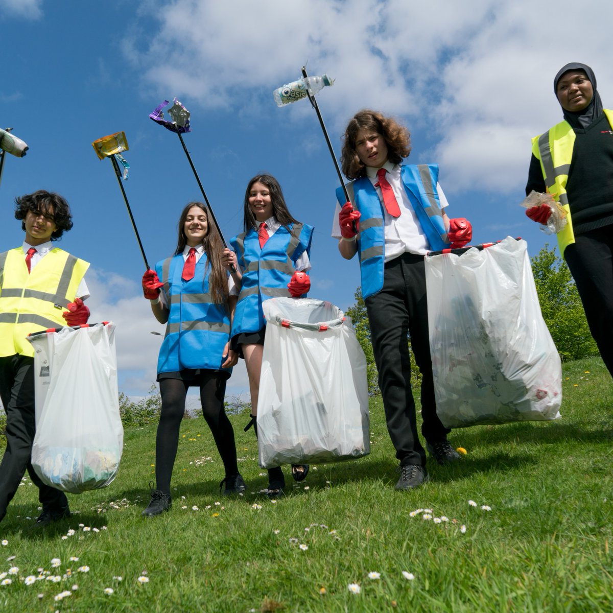 DofE's tweet image. Last year 7.2 million people took part in #TheBigHelpOut 💥 

Can you lend a hand this year? Download TBHO app or check this link out for more bit.ly/3LtoWOs