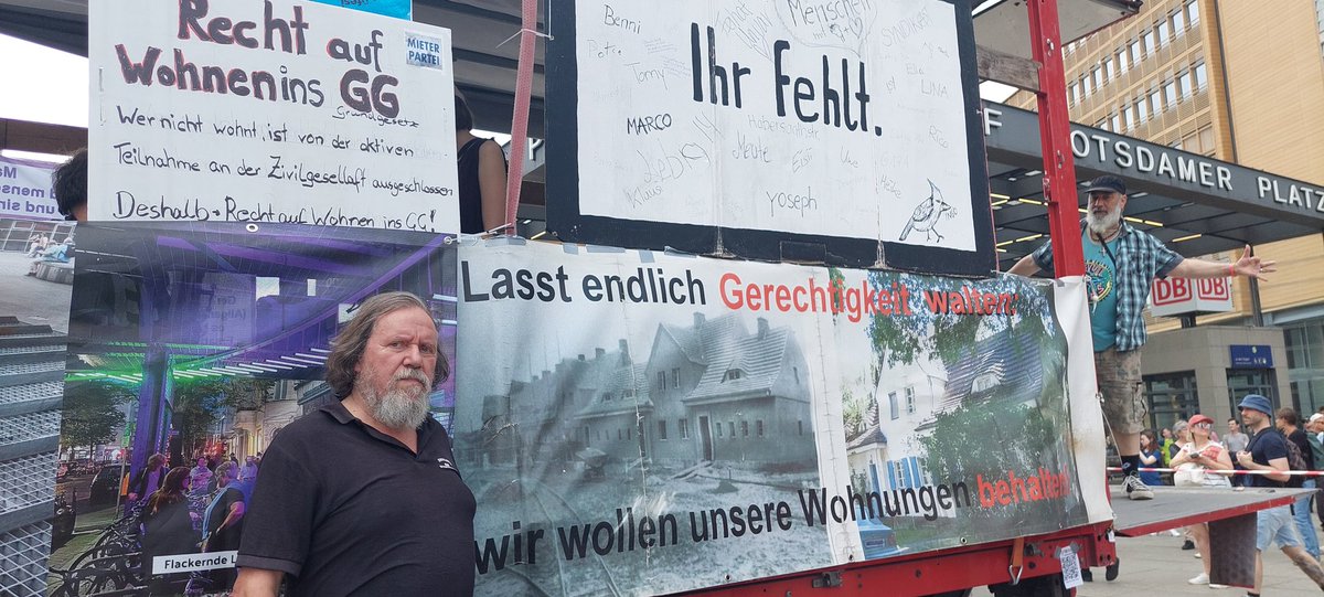 #Mietenwahnsinn Demo 
#b0106 2024
#DieMieteIstZuHoch
Bündnis #GemeinsamGegenObdachlosigkeitUndZwangsräumungen mit einem Lauti.
Danke an alle solidarischen Menschen.
#SiedlungAmSteinberg
#Habersaathstraße
#Wohnungslosenstiftung #UfO #StaubZuGlitzer #Intare #TisL
#Shini &amp; viel mehr