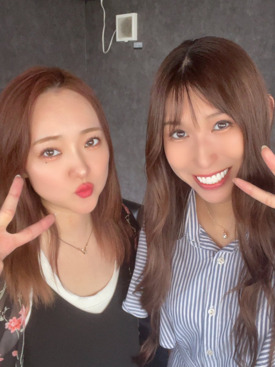 ainya_yamadaai's tweet photo. ありがとうございましたっ✨✨
莉子やんと2人の配信は #ミューデリ配信 って名前を付けたっ笑。
今月のミューデリオフ会も、これからの2マンライブも、みんな気軽に遊びに来てねっ‼️✨
#MusicDelicious #ミューデリ https://t.co/BfmTS6FDlJ