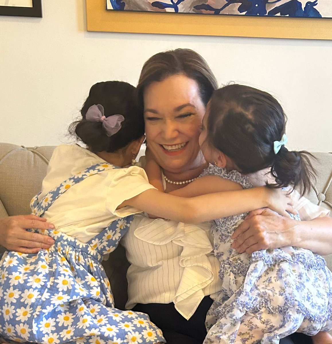 Inicio mi día con un gran abrazo de mis nietas. ¡Excelente domingo para todas y todos!