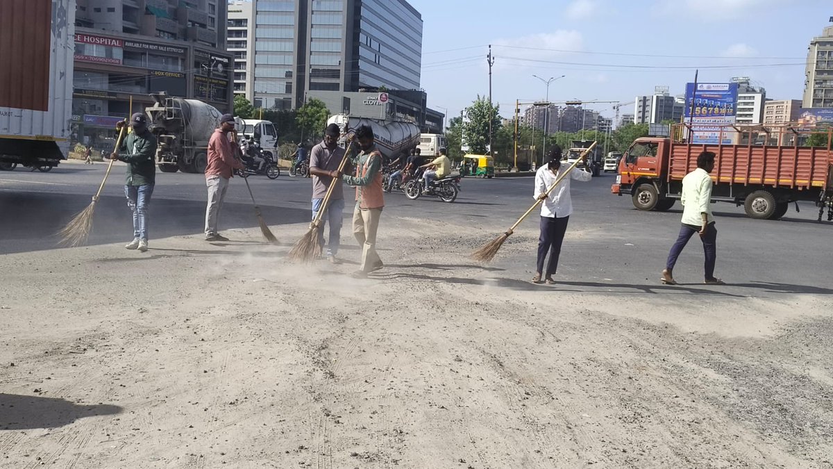 SWMEastZone's tweet photo. માય સિટી માય પ્રાઇડ  અંતર્ગત અમદાવાદ મ્યુનિસીપલ કોર્પોરેશન દ્વારા સફાઈ ઝુંબેશ હાથ ધરવામાં આવે છે.આવો સ્વચ્છતા જનજાગૃતિ અભિયાનમાં કોર્પોરેશનની સાથે જોડાઈએ.

#amc #amcforpeople #SwachhAmdavad #MycityMyPride #swachhgujarat2024 https://t.co/USdfzq58QL