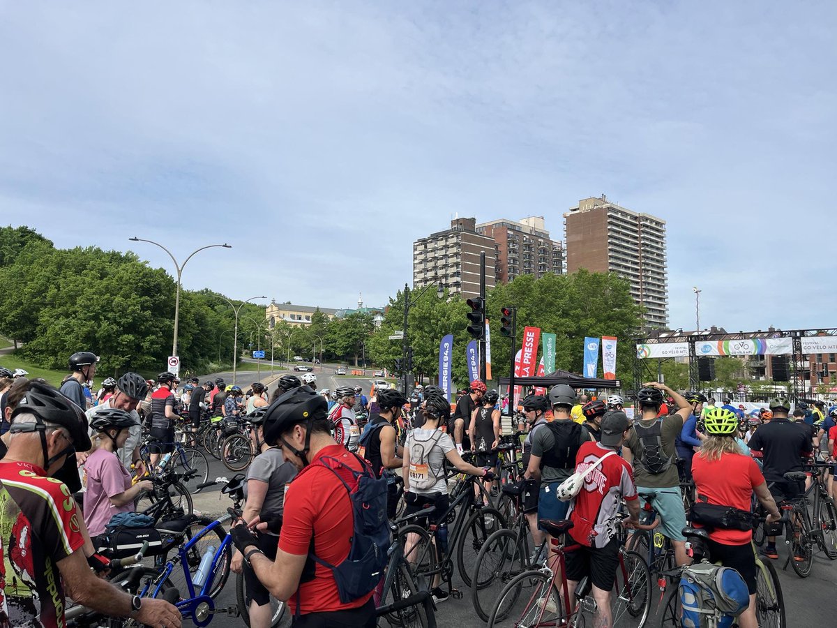 🚴 Nos élus•es ont enjambé leur vélo pour rouler ensemble au Tour de l'Île. Que ce soit en famille ou entre amis, cet événement rassembleur marque le début de la saison estivale. Félicitations à <a href="/VeloQuebec/">Vélo Québec</a> pour l'organisation de l’événement. #tourdelile #GOvelomtl #polmtl