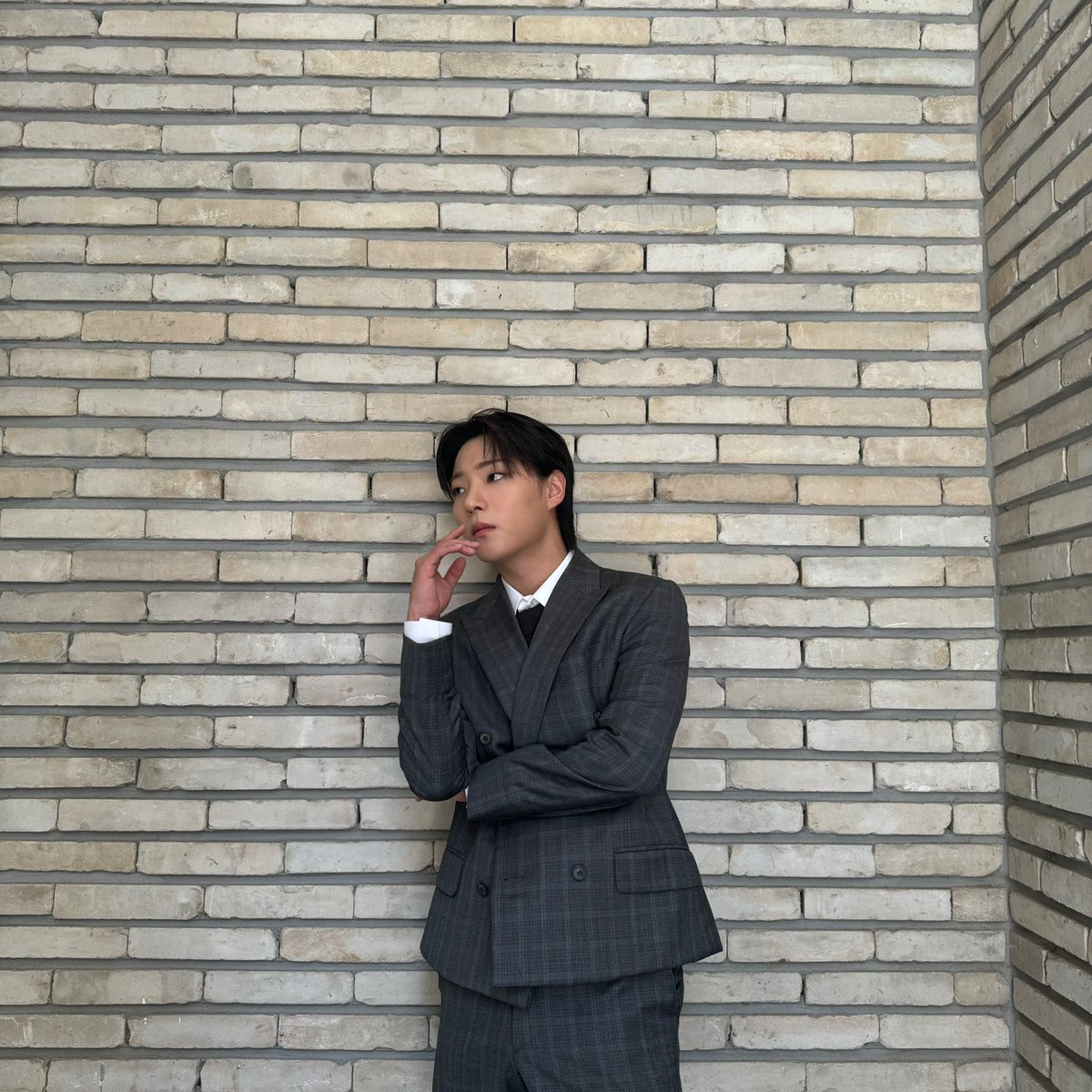 ONF_members's tweet photo. [#이션] 슈트입은 이션입니다 월요병 이겨내 https://t.co/cpEK0eAGnI