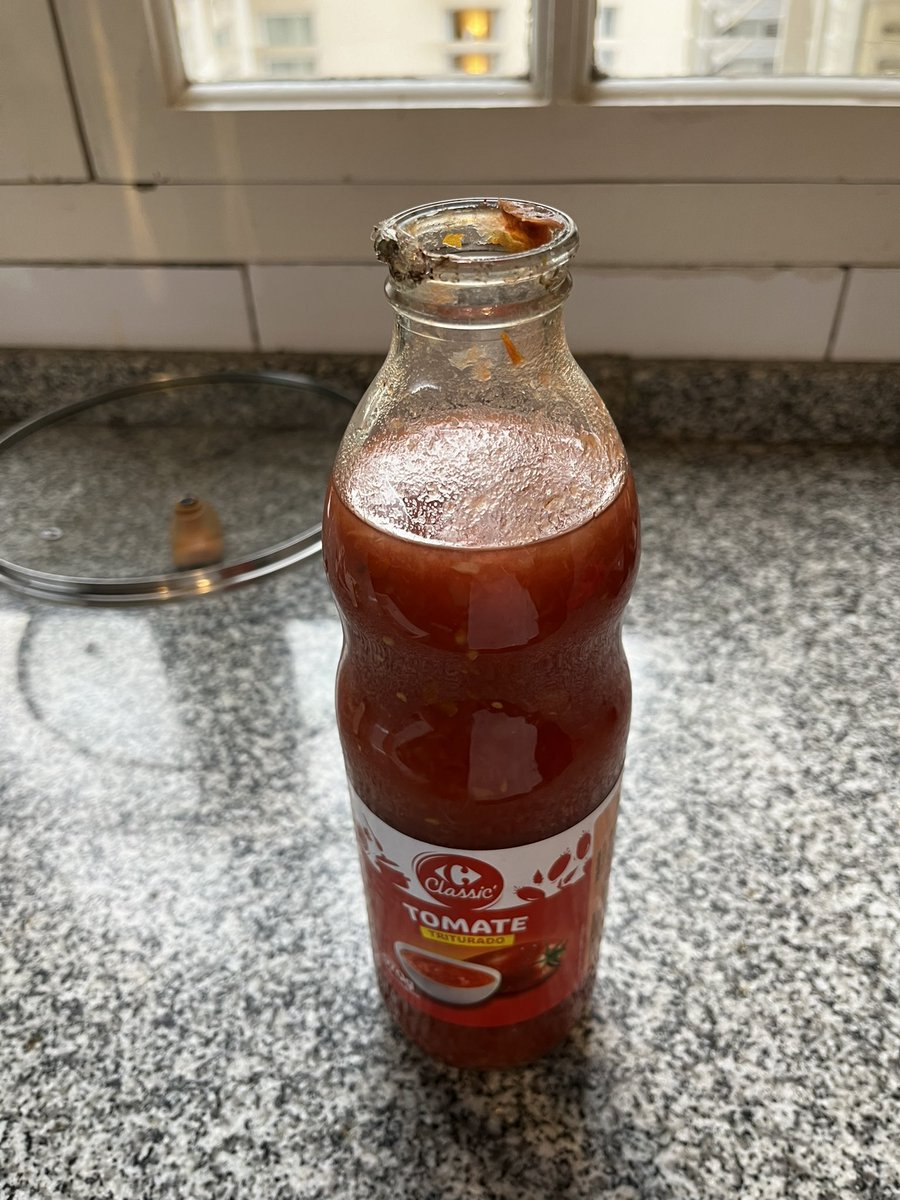 Silvib06's tweet photo. @carrefourarg tuve este problema con la botella, tenía el vidrio roto. Solo aviso para que estén atentos https://t.co/JbeaS066hL