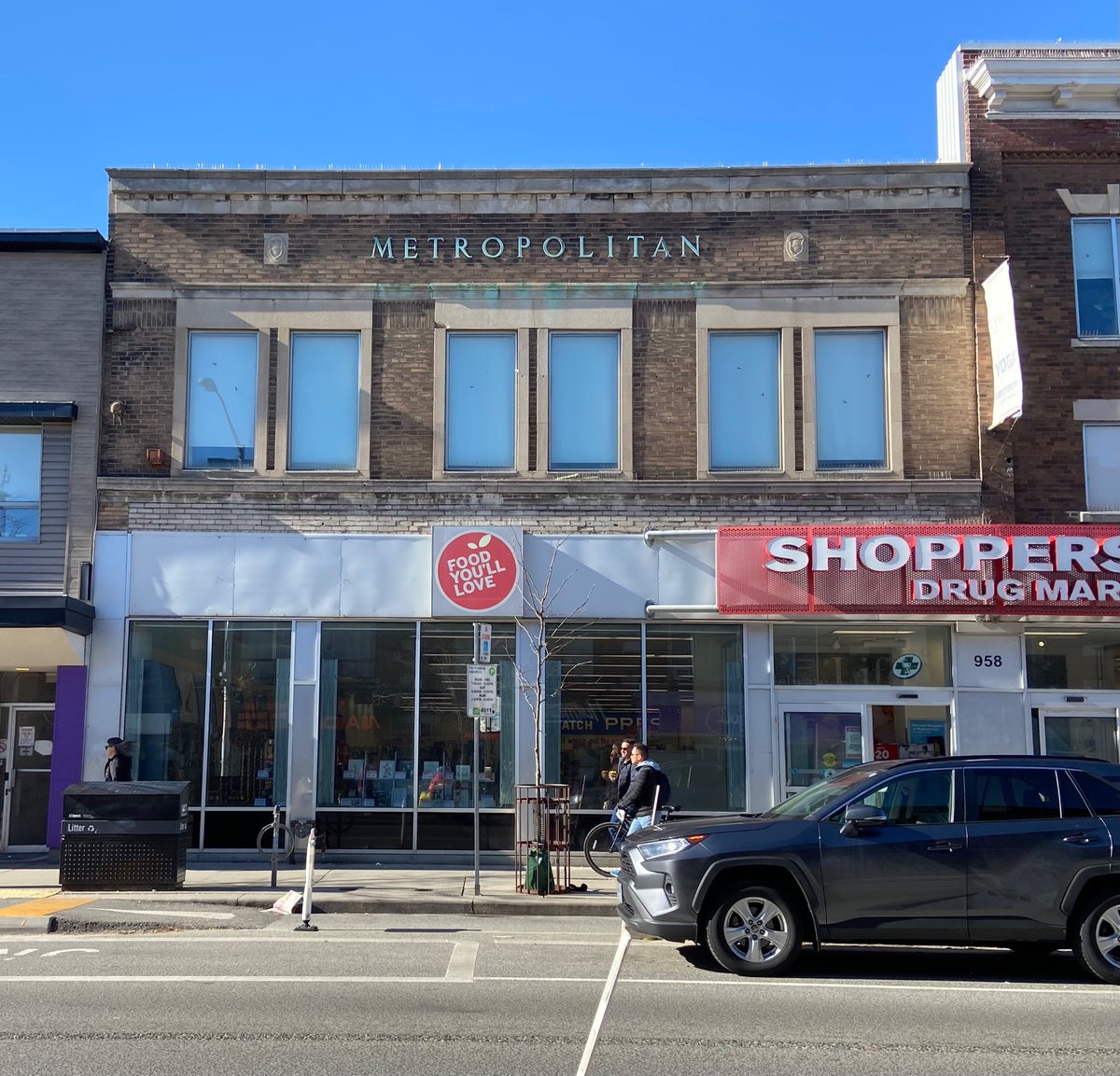 wreeves123's tweet photo. A rare metal ghost sign! The bronze letters marked a Metropolitan Stores branch at 958-960 Bloor West from 1929 to 1976.

The 1933 photo from St. Clair West shows the Met’s new store facades as a total package, down to the entranceway tilework. #TheSignsThatDefineToronto https://t.co/87l0NJCUrW