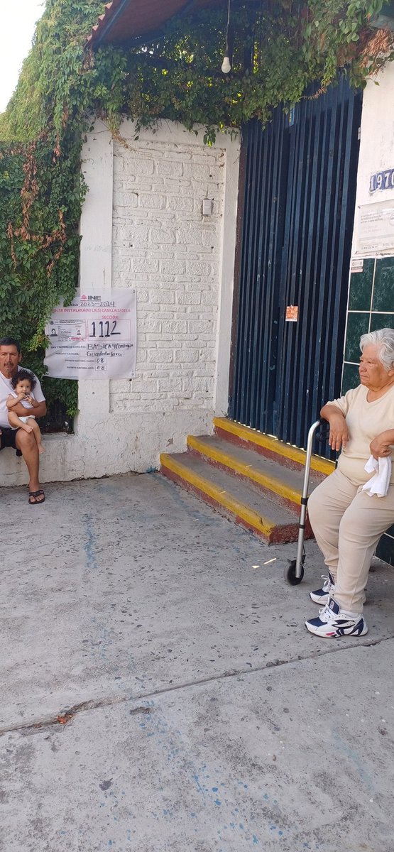 8:44 y mi casilla sigue cerrada, se supone que abrirían a ls 8, y cada que preguntamos a qué horas abrirán nos responde groseramente #EleccionesMéxico2024 <a href="/GuadalajaraGob/">Gobierno de Guadalajara</a> #casillas