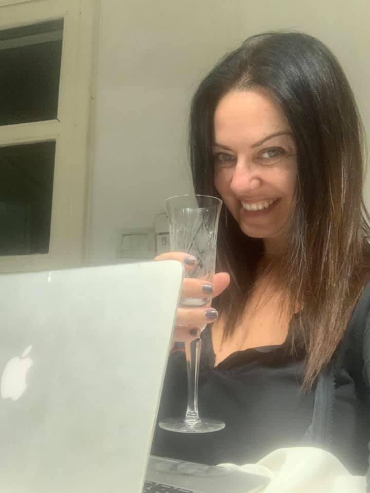 OngConacal's tweet photo. No alcanza con tener ojos picarones un buen champagne o con pintarse las uñas. 
La corrupción @lic_pettovello esta 
en el hambre y en la Matanza.
En ambos casos van a terminar con los dedos pintados y con trajes a rayas.
Hasta las reinas son sacrificadas 
en el tablero de poder https://t.co/DOEnF9eHHL