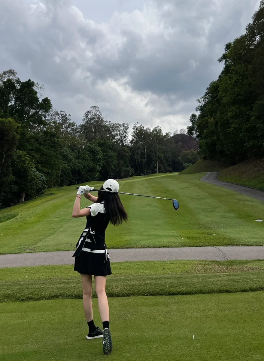 CngrCangr's tweet image. Let’s go golfing🏌️‍♀️😉