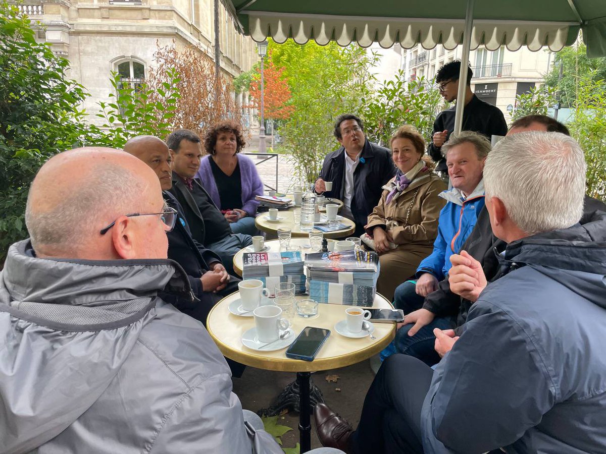 GregoryAllione's tweet image. Malgré cette météo capricieuse, c’est toujours un plaisir de saluer les sympathisants &amp;amp; militants, comme
ici dans le 15e arrondissement de Paris, puis rejoindre @E_DupondM pour le #GrandJury @RTLFrance. 

J-7 : 1 seul jour, 1 seul tour, 1 bulletin —&amp;gt; @ValerieHayer @BesoindEurope