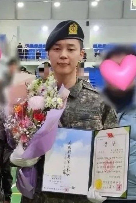 UpdateParkJimin's tweet image. 🪖| Apreciado pelo próprio comandante da 5ª divisão, #Jimin recebeu o titulo de "Guerreiro Especial/Soldado de Grau Especial" no seu Serviço Militar 🥺

Ele recebeu a melhor pontuação em força física, treinamento militar, atitude de serviço e habilidade, após o treinamento KCTC!
