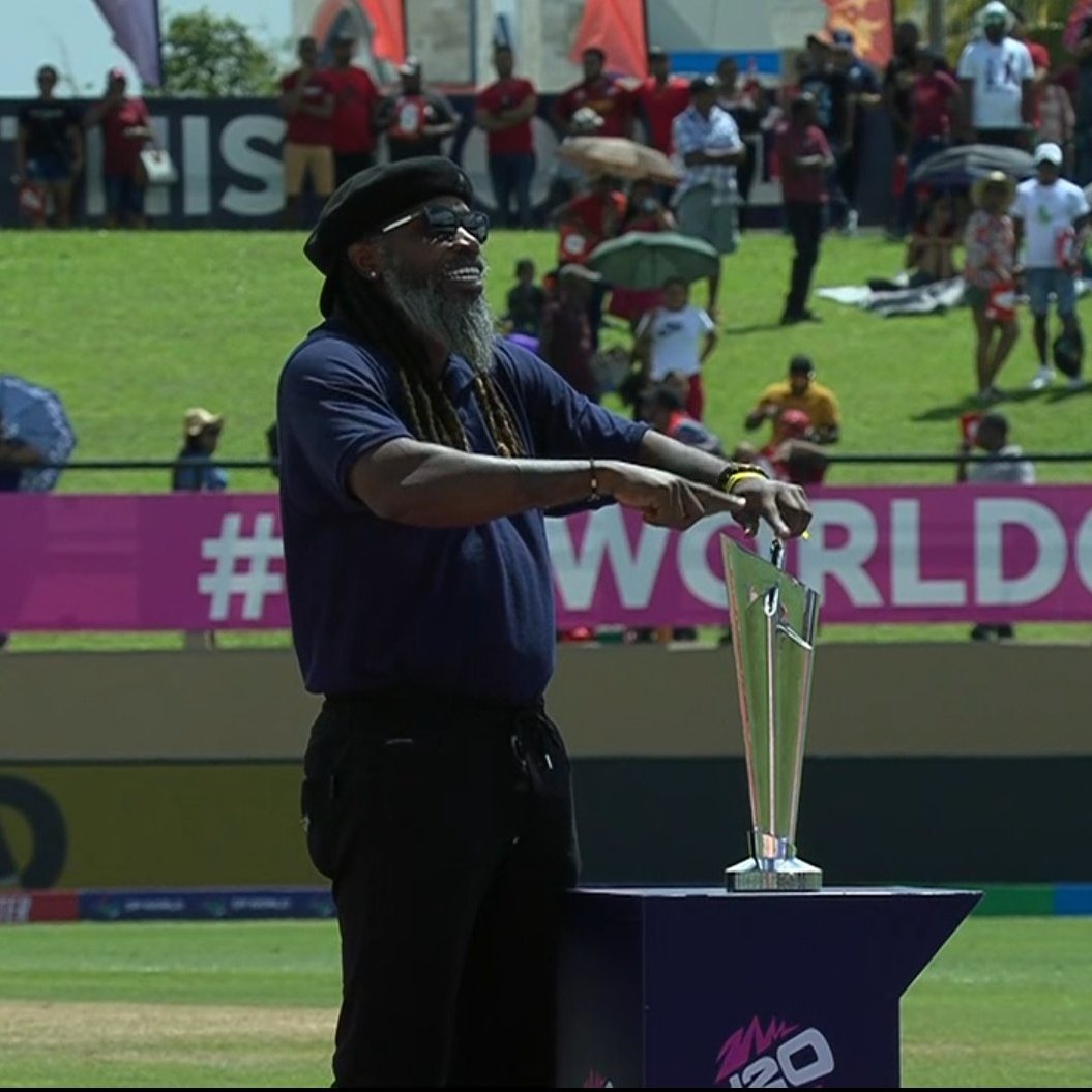 mufaddal_vohra's tweet photo. Chris Gayle with the T20 World Cup Trophy. 🏆 https://t.co/W3ekuDL9TY