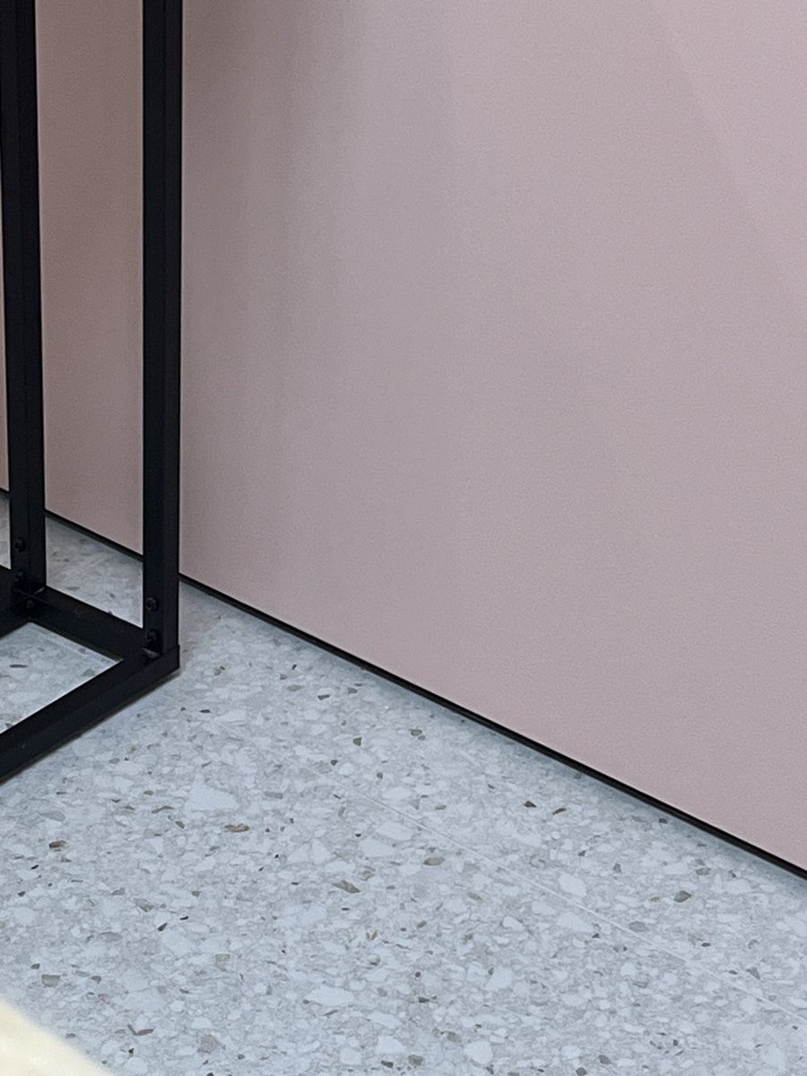 Что волнует мужика в косметологическом салоне «так так так, у них столешница из того же керамогранита что и пол, а тут у нас что? Ага, теневой плинтус который создает эффект парящий стены»