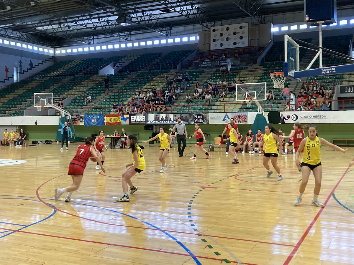 Y a la final !!!! QUE-GRAN- DES, ¡vaya equipo, dentro y fuera de la pista! Esta mañana han vencido en el segundo partido a Marianistas Amorós y ya son, por lo menos, subcampeonas de Madrid en categoría Cadete Femenino Preferente... ¡Vamos a por el oro!