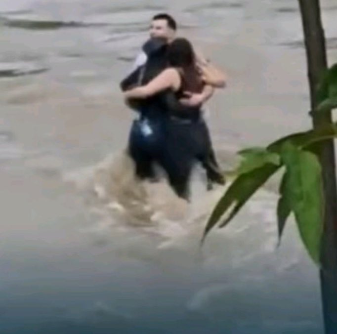 angitweet's tweet photo. Resta il loro abbraccio poi facciamo silenzio. È stata solo una tragedia, nessun giudizio, nessuna lezione per favore.

#Natisone https://t.co/S7RXftZgSK