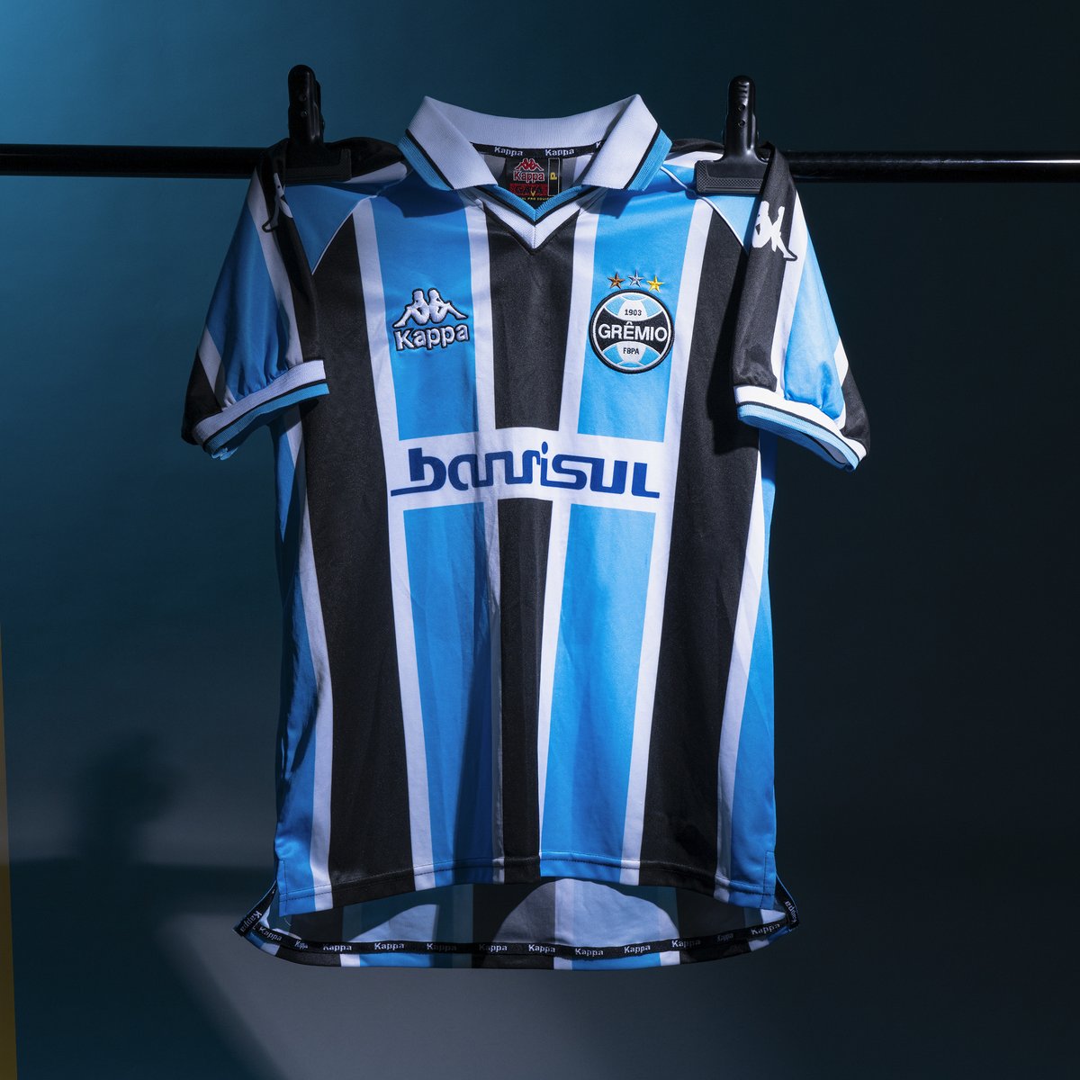 Grêmio 2001 Home by Kappa 🔵⚫

Grêmio never miss.

Hitting the site on Tuesday at 14:00 (UK Time) in a size Large.