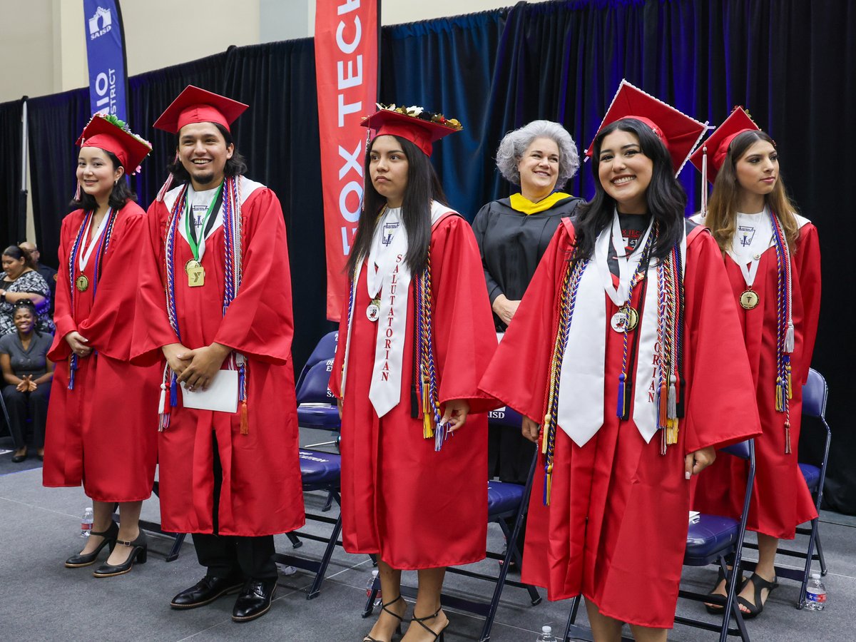 SAISD's tweet photo. Congratulations to the @Fox_Tech_HS Class of 2024 who crossed the stage yesterday at the Alamo Convocation Center.
Felicidades a la Clase de graduados de 2024 de @Fox_Tech_HS quienes cruzaron el escenario del Alamo Convocation Center ayer.
#SAISDFamilia #SAISDGraduation https://t.co/8uAZQXwG5L