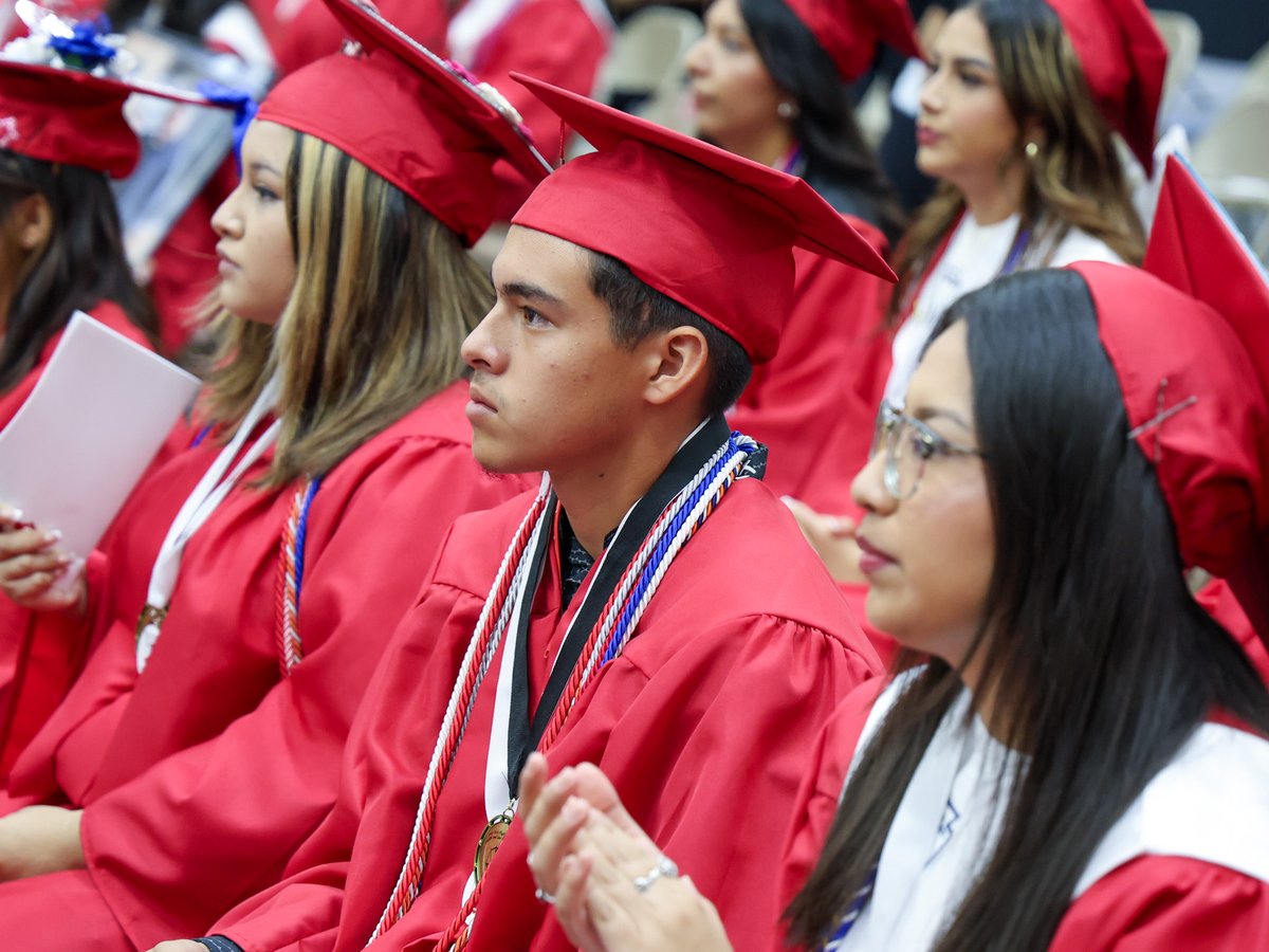 SAISD's tweet photo. Congratulations to the @Fox_Tech_HS Class of 2024 who crossed the stage yesterday at the Alamo Convocation Center.
Felicidades a la Clase de graduados de 2024 de @Fox_Tech_HS quienes cruzaron el escenario del Alamo Convocation Center ayer.
#SAISDFamilia #SAISDGraduation https://t.co/8uAZQXwG5L
