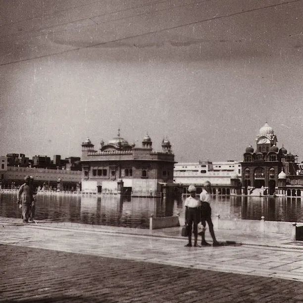 RamblingSingh's tweet photo. Sri Harmandir Sahib, Amritsar, Punjab. April, 1961. https://t.co/roZfwaEE8O