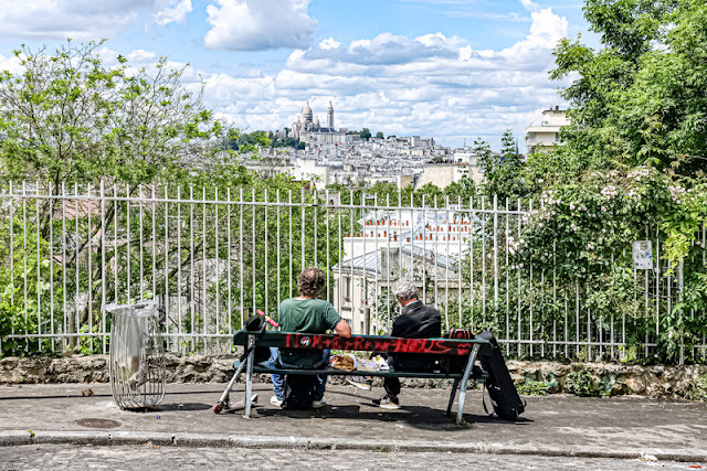 Dimanche à Paris : Montmartre et le Sacré-Coeur depuis la Butte Bergeyre - XIXème parisladouce.com/2024/06/dimanc… #dimancheaparis #paris #paris19 #photographie