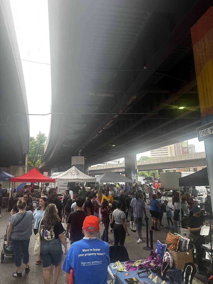 MobtownDare's tweet photo. FOX45 EXCLUSIVE: throngs of people DESCEND on area under I-83. Many of them black. Full story at 5. https://t.co/fQLvg5AxqS