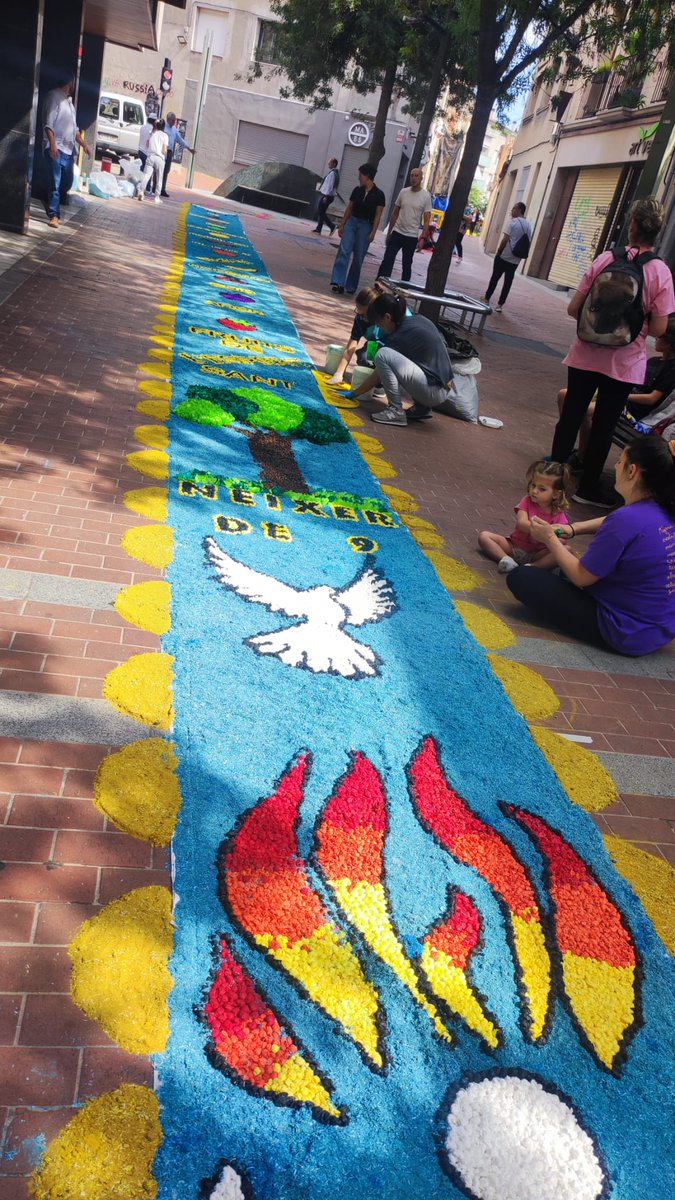 Acabant la catifa pel #Corpus de #Terrassa. Gràcies docents, famílies i alumnat per la vostra feina i dedicació #FEV <a href="/escoladelagent/">escoladelagent</a> <a href="/EscolaCristiana/">Tria EscolaCristiana</a>