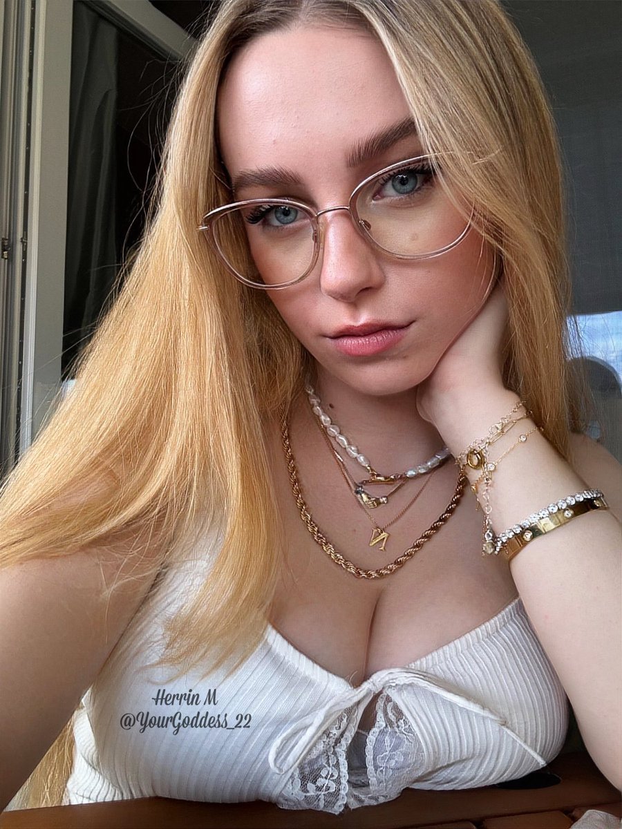 YourGoddess_22's tweet photo. I'm not interested in you! 
I'm only interested in your money! 💸😌

I want you to give me everything! 
It should hurt you, because that's what turns me on! 💦🔥

#findomadicct #cuckold #geldherrin #moneydom #moneyslave #paypig #session #walletdrain #Zahlsklave #cash https://t.co/P6mrWsPsnF