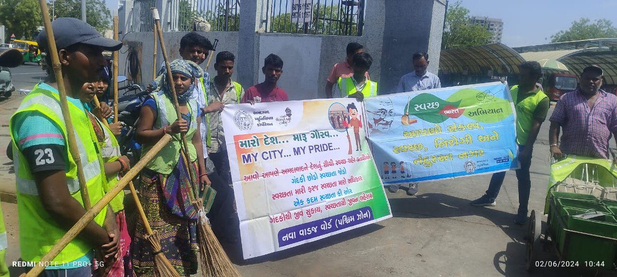 SWMEastZone's tweet photo. માય સિટી માય પ્રાઇડ  અંતર્ગત અમદાવાદ મ્યુનિસીપલ કોર્પોરેશન દ્વારા સફાઈ ઝુંબેશ હાથ ધરવામાં આવે છે.આવો સ્વચ્છતા જનજાગૃતિ અભિયાનમાં કોર્પોરેશનની સાથે જોડાઈએ.

#amc #amcforpeople #SwachhAmdavad #MycityMyPride #swachhgujarat2024 https://t.co/knjVoPrJ2R