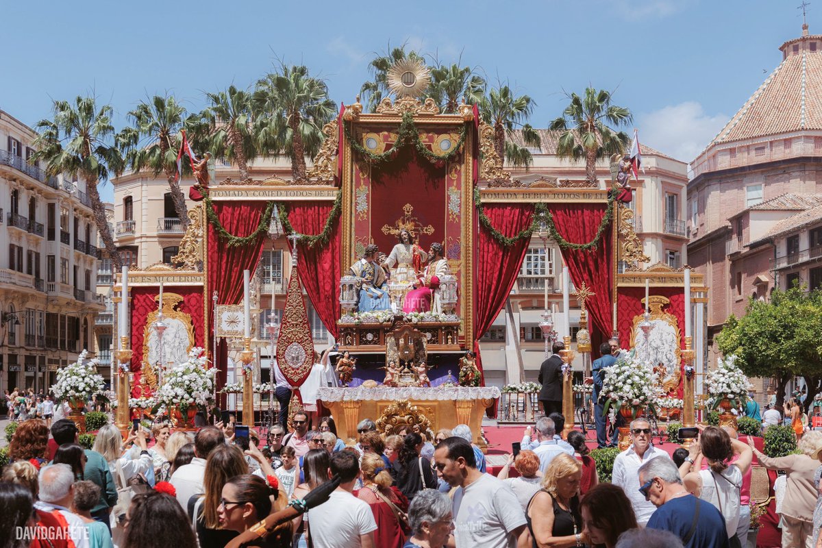 magnífico el aparato efímero instalado por la @hdadsagradacena para recibir a su divina majestad jesús sacramentado