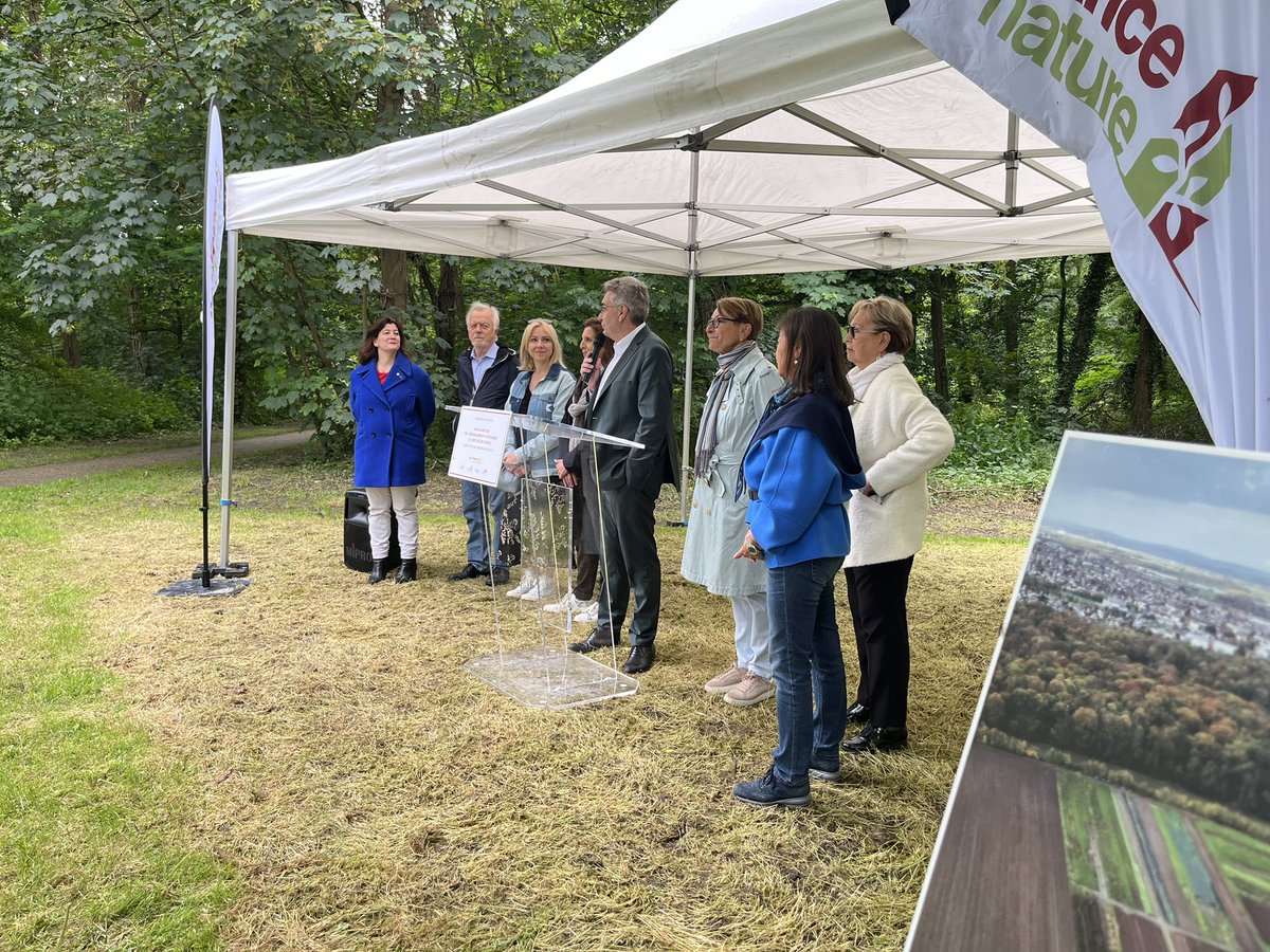 Cecile_Rilhac's tweet photo. Cet après-midi @villetaverny pour l’inauguration des aménagements du Bois des Aulnaies. Un travail colossal mené par @idfnature pour accueillir au mieux le public, tout en garantissant la régénération naturelle de ce bois. Ce beau projet valorise nos espaces verts ! #circo9503 https://t.co/8jg9FOTpGi