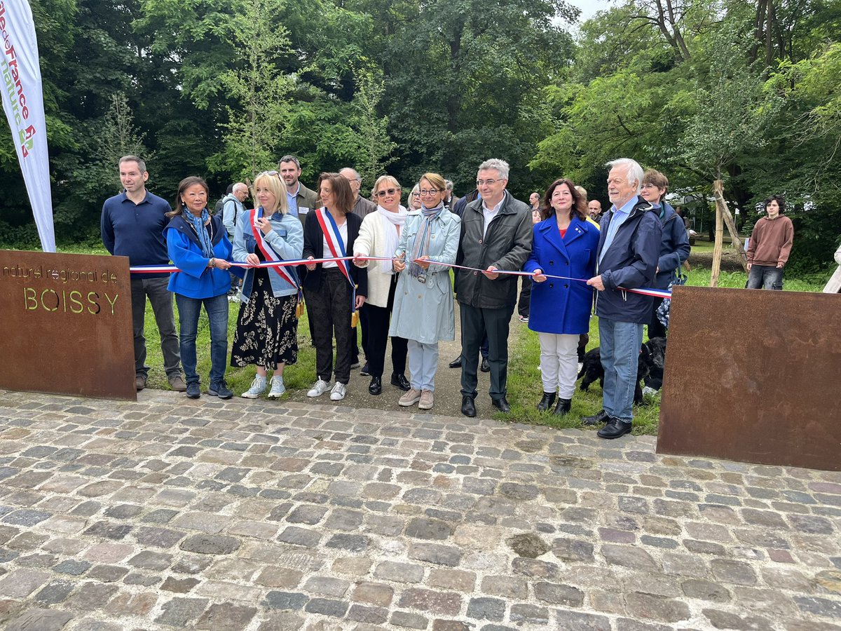 Cecile_Rilhac's tweet photo. Cet après-midi @villetaverny pour l’inauguration des aménagements du Bois des Aulnaies. Un travail colossal mené par @idfnature pour accueillir au mieux le public, tout en garantissant la régénération naturelle de ce bois. Ce beau projet valorise nos espaces verts ! #circo9503 https://t.co/8jg9FOTpGi