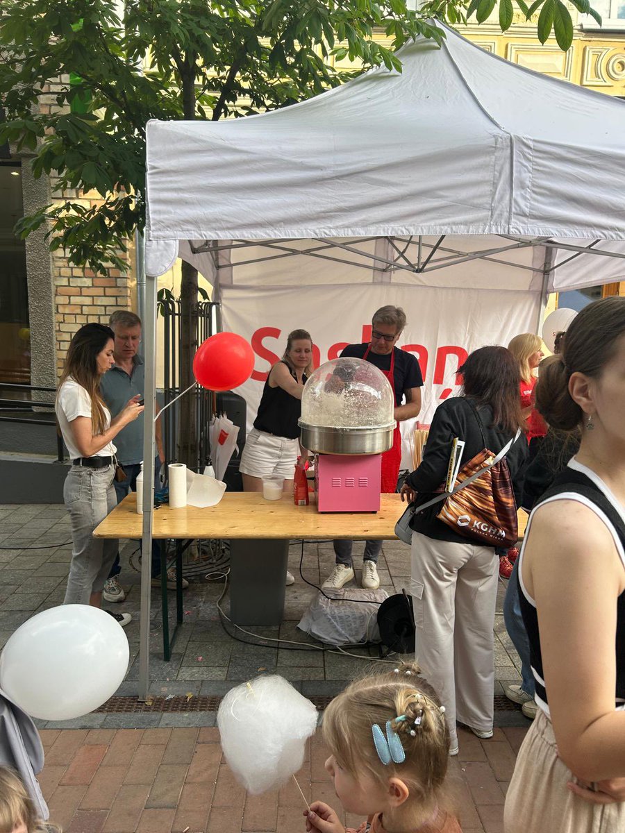 a_litvinovicha's tweet photo. Mamma atsūta bildi no Daugavpils pilsētas svētkiem un pasaka “Ušakovs vietējai vatei taisa vati”:) bet vispār baisi apzināties, cik viegli būt populistam. https://t.co/4gMwS8X1kW