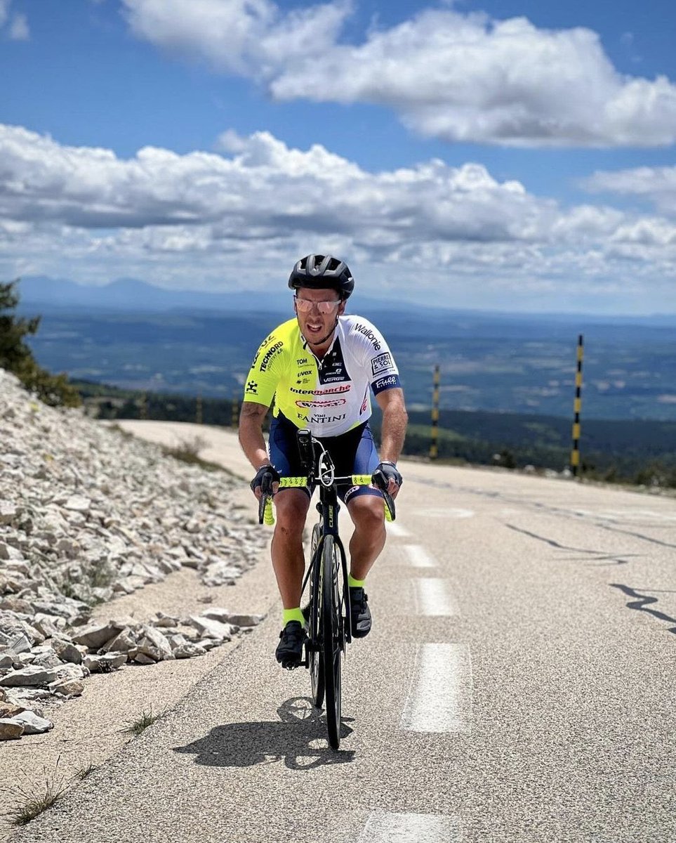 👀 Eden Hazard, Tour de France ile özdeşleşen Mont Ventoux yokuşunu tırmanıyor.