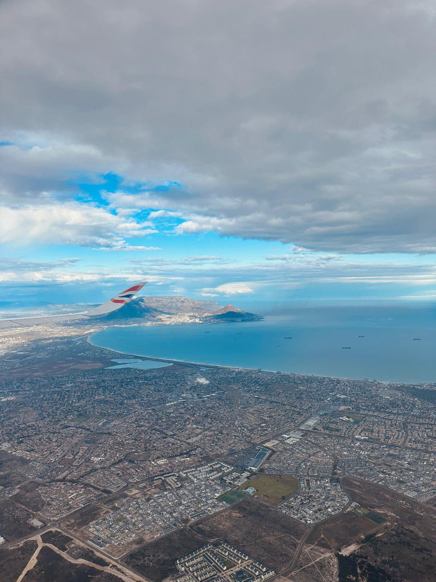 DaveWallsworth's tweet photo. Some of our passengers today took some stunning photos and videos of our flight past Table Mountain and The Lion’s Head on the initial approach to Cape Town. Thankfully they were kind enough to share them with us afterwards and allow me to share them with you. What a beautiful place this is! #capetown #tablemountain