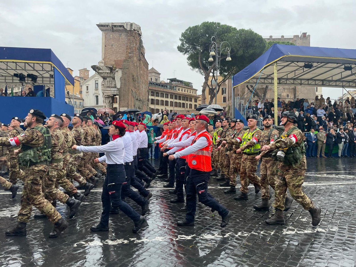 isabellarauti's tweet photo. #2Giugno
 
Sfilano gli uomini del Sovrano Militare Ordine di Malta (SMOM), da 115 anni con le stellette sull’uniforme; una storia di impegno al servizio del Paese,al fianco delle Forze Armate nei soccorsi prestati alle popolazioni colpite da calamità naturali.
 
#FestadellaRepubblica #culturadelladifesa #UnaForzaperilPaese #forzearmate #ForiImperiali #Roma #Difesa #ADifesadellaRepubblica #AlServizioDelPaese #SMOM #OrdinediMalta_CorpoMilitare 
@GuidoCrosetto @MinisteroDifesa @SM_Difesa @Esercito @ItalianAirForce @ItalianNavy @_Carabinieri_ @corpomilitare