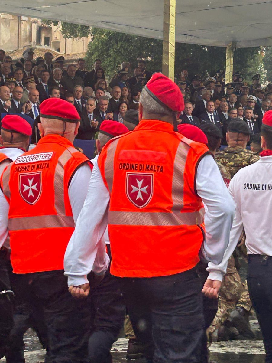 isabellarauti's tweet photo. #2Giugno
 
Sfilano gli uomini del Sovrano Militare Ordine di Malta (SMOM), da 115 anni con le stellette sull’uniforme; una storia di impegno al servizio del Paese,al fianco delle Forze Armate nei soccorsi prestati alle popolazioni colpite da calamità naturali.
 
#FestadellaRepubblica #culturadelladifesa #UnaForzaperilPaese #forzearmate #ForiImperiali #Roma #Difesa #ADifesadellaRepubblica #AlServizioDelPaese #SMOM #OrdinediMalta_CorpoMilitare 
@GuidoCrosetto @MinisteroDifesa @SM_Difesa @Esercito @ItalianAirForce @ItalianNavy @_Carabinieri_ @corpomilitare