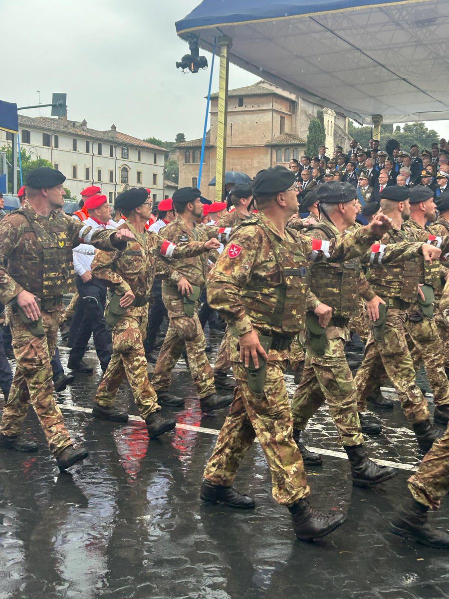 isabellarauti's tweet photo. #2Giugno
 
Sfilano gli uomini del Sovrano Militare Ordine di Malta (SMOM), da 115 anni con le stellette sull’uniforme; una storia di impegno al servizio del Paese,al fianco delle Forze Armate nei soccorsi prestati alle popolazioni colpite da calamità naturali.
 
#FestadellaRepubblica #culturadelladifesa #UnaForzaperilPaese #forzearmate #ForiImperiali #Roma #Difesa #ADifesadellaRepubblica #AlServizioDelPaese #SMOM #OrdinediMalta_CorpoMilitare 
@GuidoCrosetto @MinisteroDifesa @SM_Difesa @Esercito @ItalianAirForce @ItalianNavy @_Carabinieri_ @corpomilitare