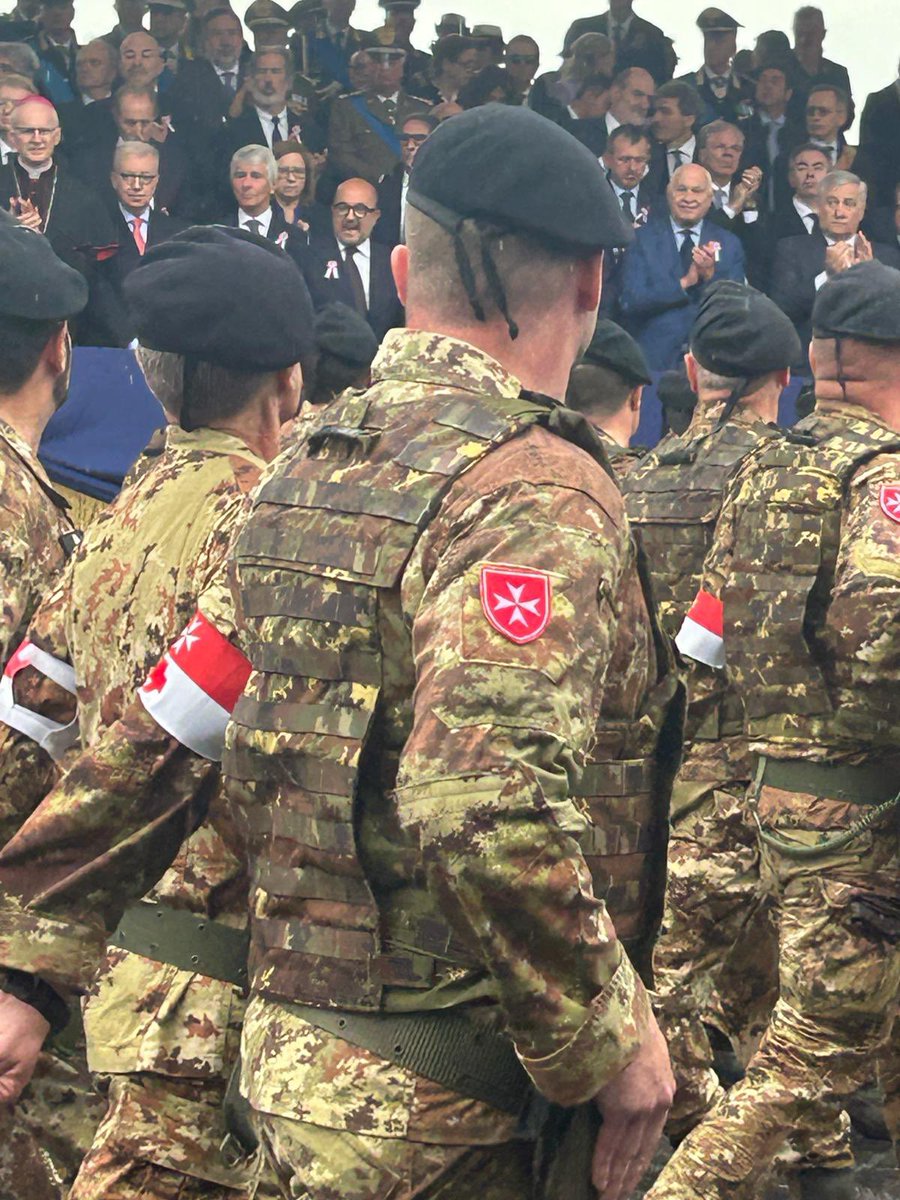 isabellarauti's tweet photo. #2Giugno
 
Sfilano gli uomini del Sovrano Militare Ordine di Malta (SMOM), da 115 anni con le stellette sull’uniforme; una storia di impegno al servizio del Paese,al fianco delle Forze Armate nei soccorsi prestati alle popolazioni colpite da calamità naturali.
 
#FestadellaRepubblica #culturadelladifesa #UnaForzaperilPaese #forzearmate #ForiImperiali #Roma #Difesa #ADifesadellaRepubblica #AlServizioDelPaese #SMOM #OrdinediMalta_CorpoMilitare 
@GuidoCrosetto @MinisteroDifesa @SM_Difesa @Esercito @ItalianAirForce @ItalianNavy @_Carabinieri_ @corpomilitare
