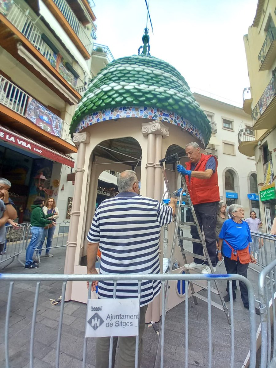 🌸 La reproducció de la cúpula noucentista de l’Hospital llueix a la catifa del Cap de la Vila de #CorpusSitges24.  Una meravella!