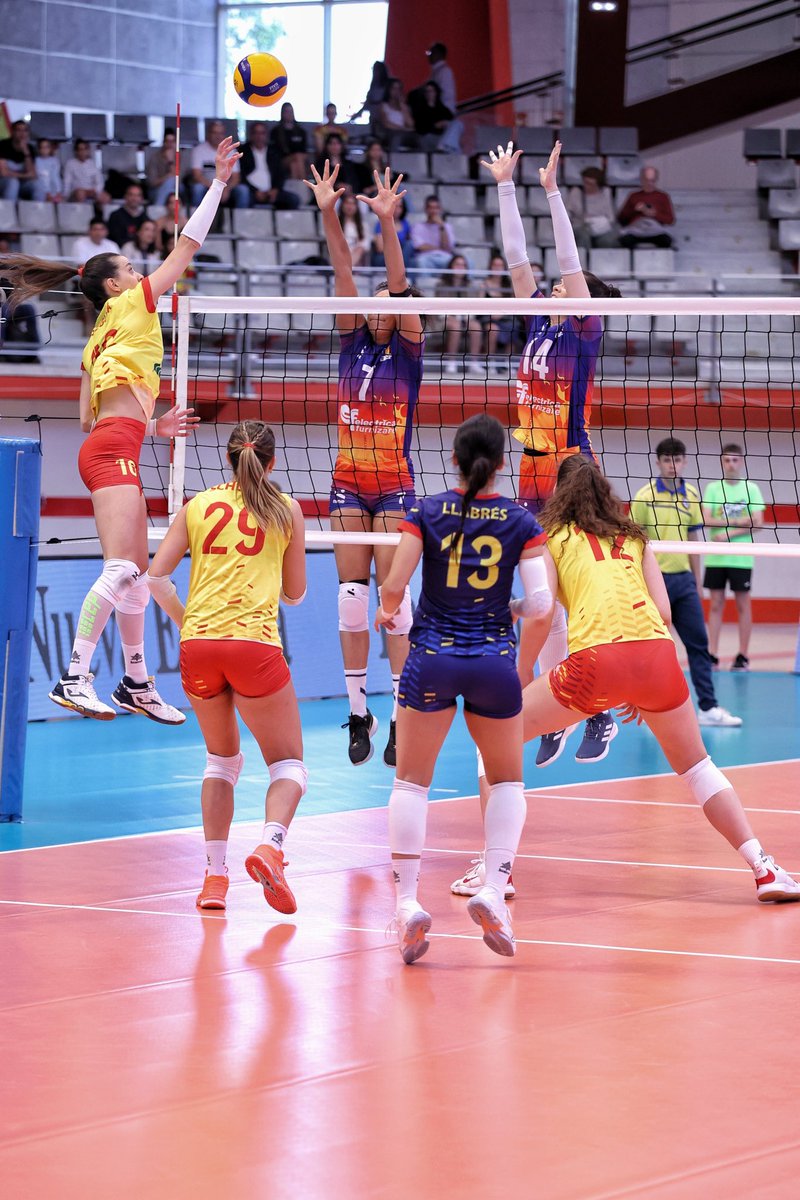 #EuroLeagueW | RUGEN las Leonas del Vóley en GIJÓN >> Tablas en el marcador 💪🏽🇪🇸

🇪🇸1️⃣ (15,25)
🇷🇴1️⃣ (25,19)

🔛📺 Seguimos en DIRECTO por <a href="/teledeporte/">Teledeporte</a> 

VAMOS A POR MÁS‼️🦁