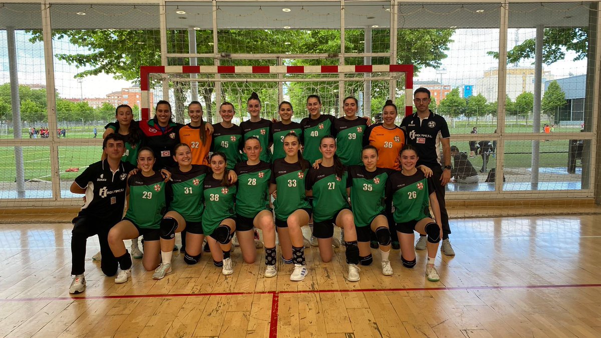 Participación de algunas de nuestras chicas del juvenil con la
Selección Bizkaina, junto a Unai y Guada.
Zorionak!