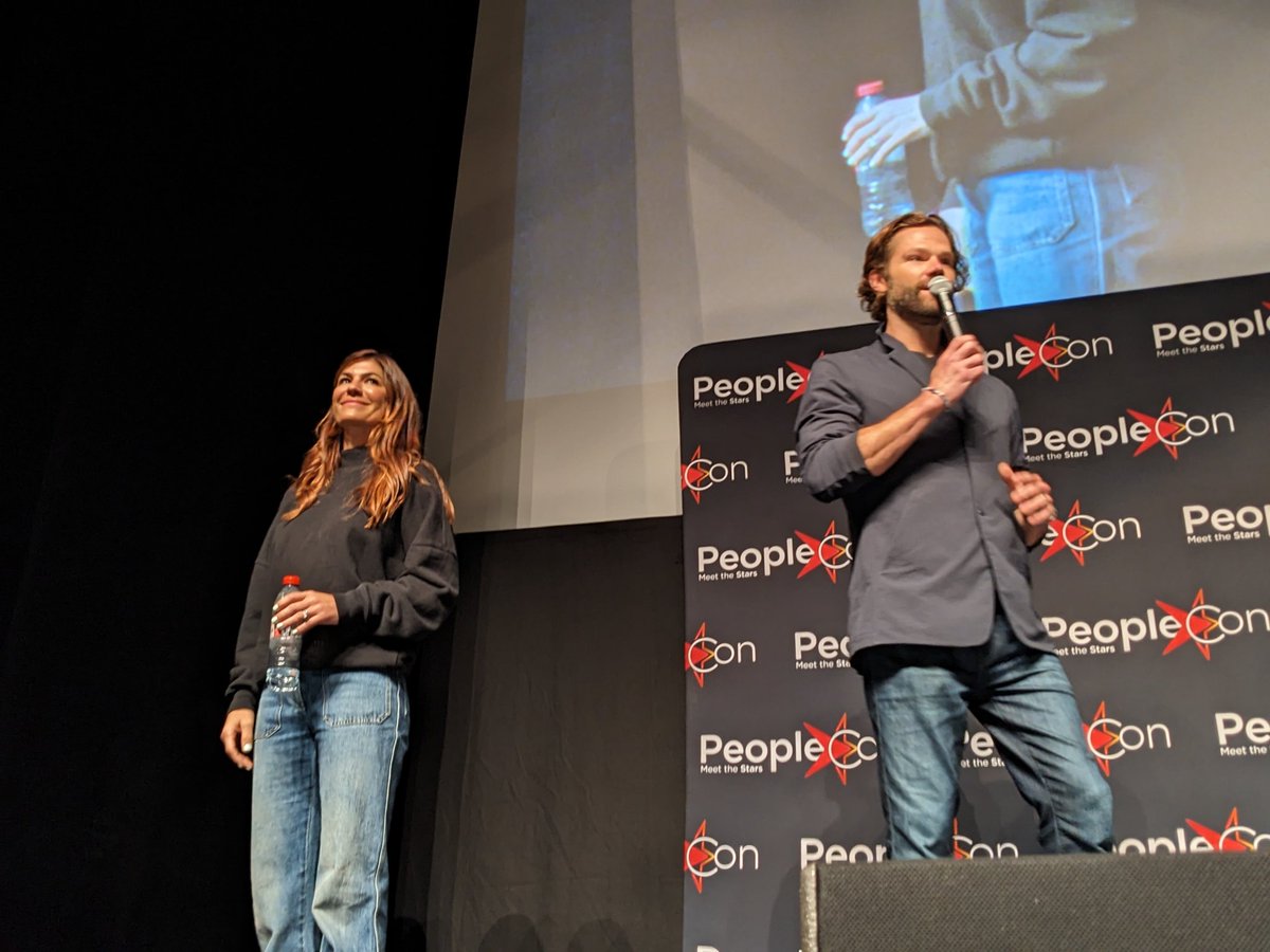 RosterCon's tweet photo. #DLC6 - Genevieve et Jared Padalecki commencent leur panel #Supernatural https://t.co/4OzzbW0PaN
