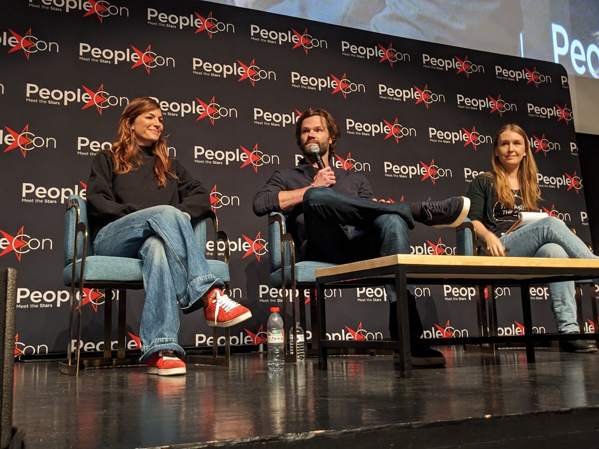 RosterCon's tweet photo. #DLC6 - Genevieve et Jared Padalecki commencent leur panel #Supernatural https://t.co/4OzzbW0PaN
