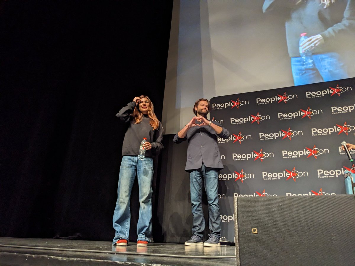 RosterCon's tweet photo. #DLC6 - Genevieve et Jared Padalecki commencent leur panel #Supernatural https://t.co/4OzzbW0PaN