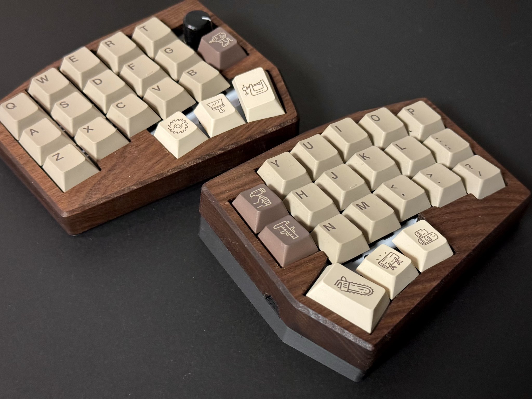 【新品】Corne V4 無刻印ツートンモデル（完成品、サイレントキーオマケ付） キーボード沼】Corne V4 Cherry │ 自作キーボードを使ってみた