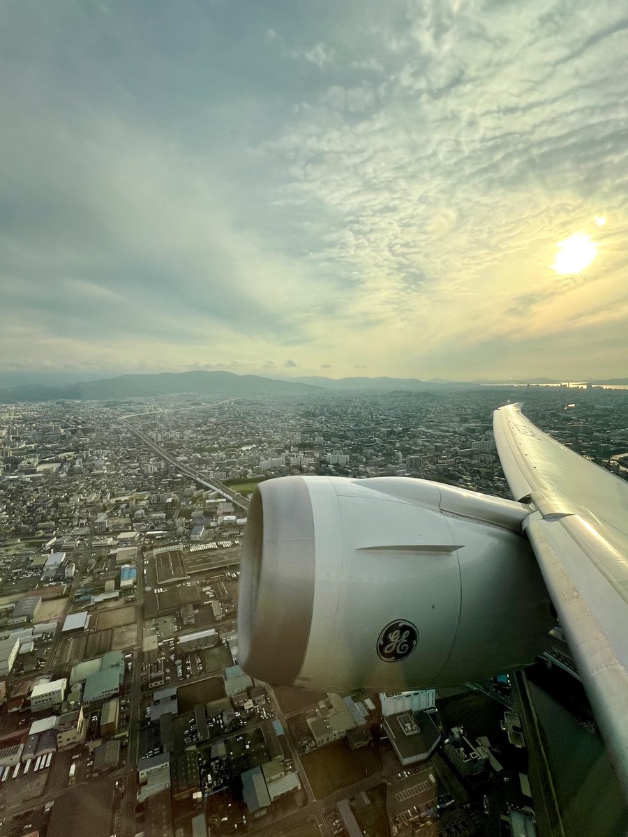 iso_pyon's tweet photo. 羽田空港周辺、夕方雷雨なあったようで、福岡の出発管制の制限がかかったけど、あまり遅れることもなく、揺れも少しで快適なフライトでした
雨の東京に到着
明日から一週間仕事頑張ろう
#HND #NH264
#JA937A #B787_9(GE) https://t.co/q0Kf1UT6Rs