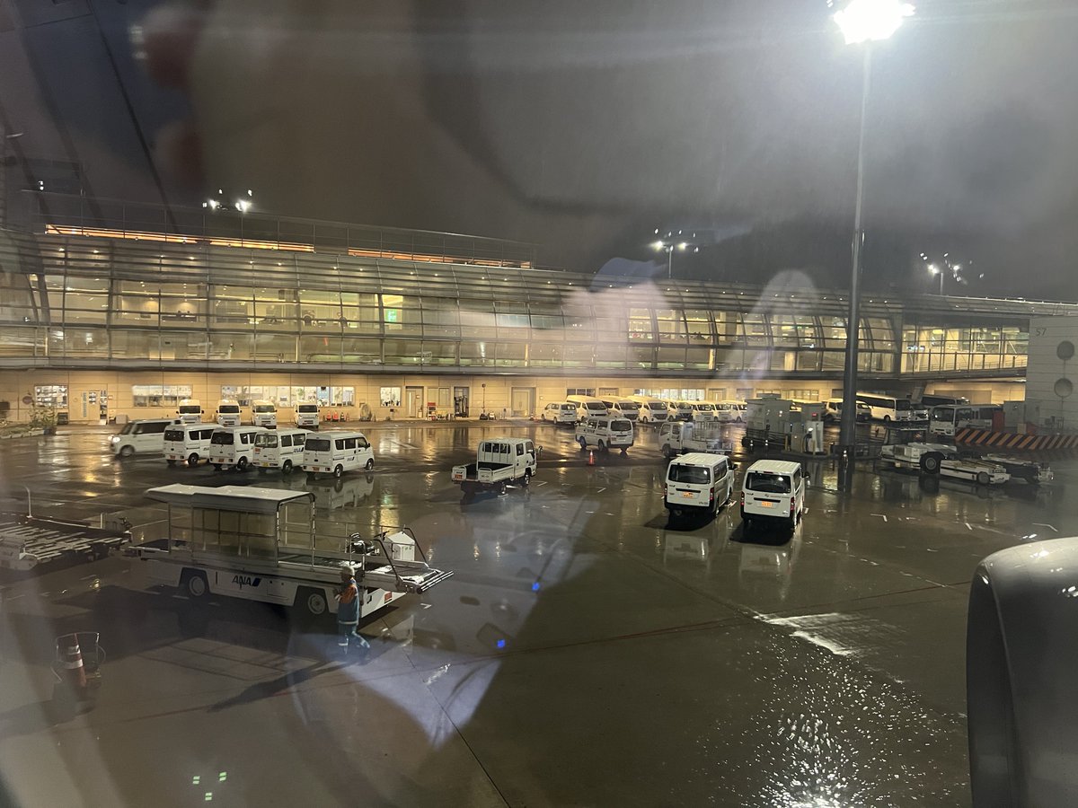 iso_pyon's tweet photo. 羽田空港周辺、夕方雷雨なあったようで、福岡の出発管制の制限がかかったけど、あまり遅れることもなく、揺れも少しで快適なフライトでした
雨の東京に到着
明日から一週間仕事頑張ろう
#HND #NH264
#JA937A #B787_9(GE) https://t.co/q0Kf1UT6Rs